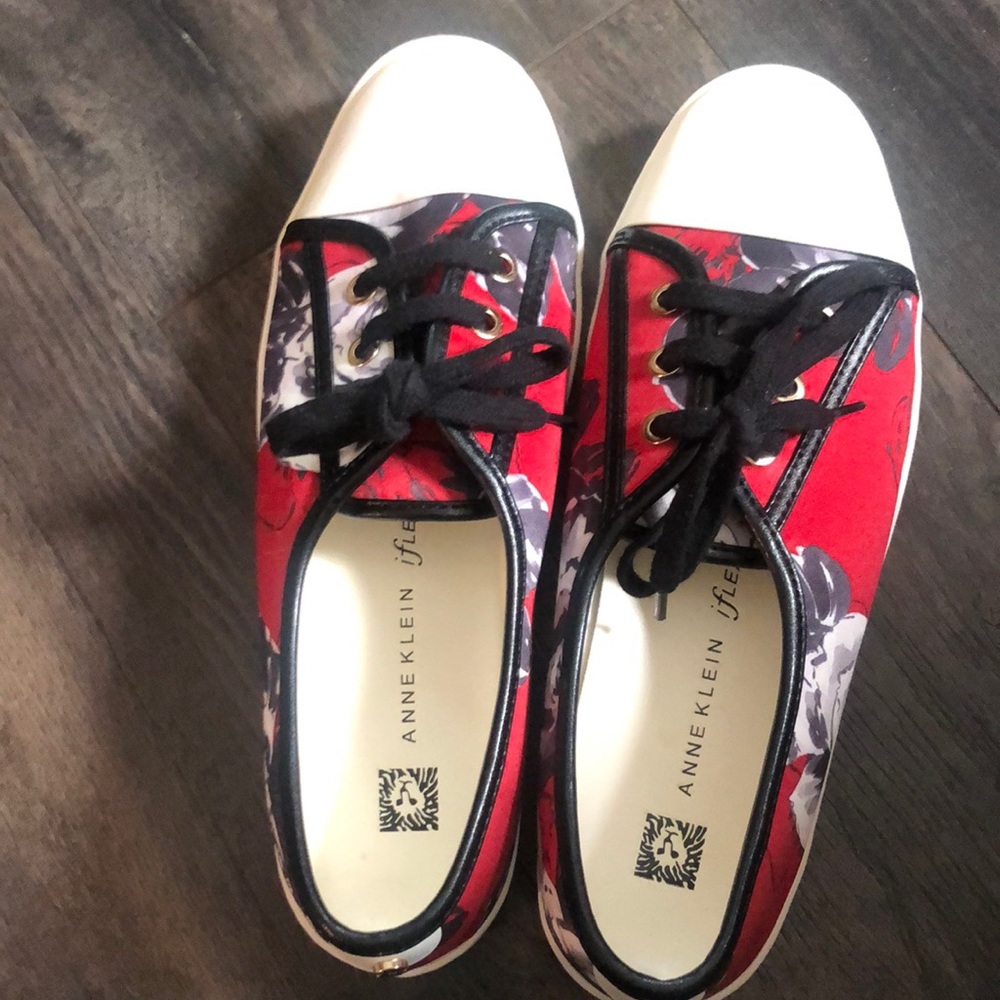 Anne Klein, Black and red, modern snicker.